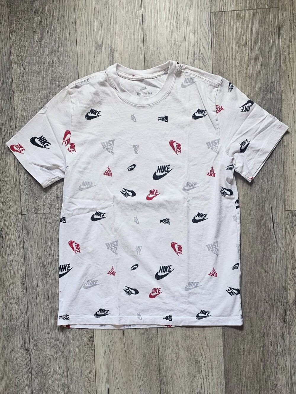 Nike Men´s White All Over Print Logo Swoosh Short Sleeve T-Shirt Size Large